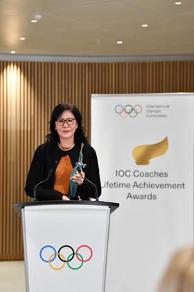 (251125) -- LAUSANNE, Nov. 25, 2025 -- Chinese volleyball coach Lang Ping speaks after being honored the IOC Coaches Lifetime Achievement Award at the Olympic House in Lausanne, Switzerland, Nov. 24, 2025. The International Olympic Committee (IOC) honored Monday Chinese volleyball coach Lang Ping and Cuba s wrestling coach Raul de Jesus Trujillo Diaz as the IOC Coaches Lifetime Achievement Award at the Olympic House here. ) (SP)SWITZERLAND-LAUSANNE-2025 IOC COACHES LIFETIME ACHIEVEMENT AWARD LianxYi