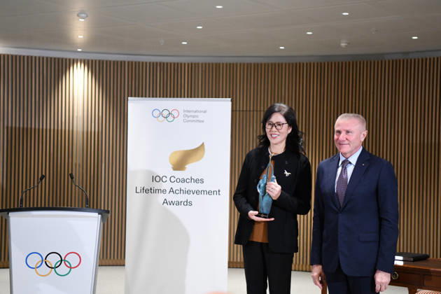 (251125) -- LAUSANNE, Nov. 25, 2025 -- Chinese volleyball coach Lang Ping (L) poses with Sergii Bubka, Chair of the IOC Athletes Entourage Commission, after being honored the IOC Coaches Lifetime Achievement Award at the Olympic House in Lausanne, Switzerland, Nov. 24, 2025. The International Olympic Committee (IOC) honored Monday Chinese volleyball coach Lang Ping and Cuba s wrestling coach Raul de Jesus Trujillo Diaz as the IOC Coaches Lifetime Achievement Award at the Olympic House here. ) (SP)SWITZERLAND-LAUSANNE-2025 IOC COACHES LIFETIME ACHIEVEMENT AWARD LianxYi