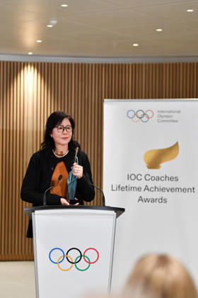 (251125) -- LAUSANNE, Nov. 25, 2025 -- Chinese volleyball coach Lang Ping speaks after being honored the IOC Coaches Lifetime Achievement Award at the Olympic House in Lausanne, Switzerland, Nov. 24, 2025. The International Olympic Committee (IOC) honored Monday Chinese volleyball coach Lang Ping and Cuba s wrestling coach Raul de Jesus Trujillo Diaz as the IOC Coaches Lifetime Achievement Award at the Olympic House here. ) (SP)SWITZERLAND-LAUSANNE-2025 IOC COACHES LIFETIME ACHIEVEMENT AWARD LianxYi