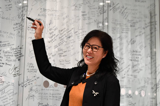 (251125) -- LAUSANNE, Nov. 25, 2025 -- Chinese volleyball coach Lang Ping signs her name on Olympians Wall after being honored the IOC Coaches Lifetime Achievement Award at the Olympic House in Lausanne, Switzerland, Nov. 24, 2025. The International Olympic Committee (IOC) honored Monday Chinese volleyball coach Lang Ping and Cuba s wrestling coach Raul de Jesus Trujillo Diaz as the IOC Coaches Lifetime Achievement Award at the Olympic House here. ) (SP)SWITZERLAND-LAUSANNE-2025 IOC COACHES LIFETIME ACHIEVEMENT AWARD LianxYi