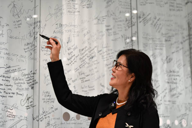 (251125) -- LAUSANNE, Nov. 25, 2025 -- Chinese volleyball coach Lang Ping signs her name on Olympians Wall after being honored the IOC Coaches Lifetime Achievement Award at the Olympic House in Lausanne, Switzerland, Nov. 24, 2025. The International Olympic Committee (IOC) honored Monday Chinese volleyball coach Lang Ping and Cuba s wrestling coach Raul de Jesus Trujillo Diaz as the IOC Coaches Lifetime Achievement Award at the Olympic House here. ) (SP)SWITZERLAND-LAUSANNE-2025 IOC COACHES LIFETIME ACHIEVEMENT AWARD LianxYi