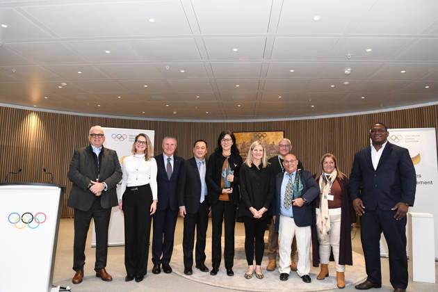 (251125) -- LAUSANNE, Nov. 25, 2025 -- Chinese volleyball coach Lang Ping (5th L) and Cuba s wrestling coach Raul de Jesus Trujillo Diaz (3rd R) pose with IOC President Kirsty Coventry (5th R) and other guests at the Olympic House in Lausanne, Switzerland, Nov. 24, 2025. The International Olympic Committee (IOC) on Monday honored Chinese volleyball coach Lang Ping and Cuban wrestling coach Raul de Jesus Trujillo Diaz with the IOC Coaches Lifetime Achievement Awards. ) (SP)SWITZERLAND-LAUSANNE-2025 IOC COACHES LIFETIME ACHIEVEMENT AWARD LianxYi