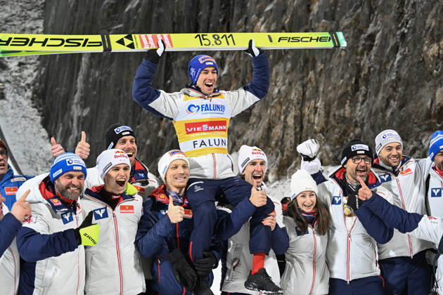 Austria s Stefan Kraft celebrates after breaking a new Ski jumping, Skispringen, Ski, nordisch record with the most points ever in the World Cup, after winning Tuesday s competition in the Men s Ski Jumping World Cup, normal hill HS95, at the Lugnet Stadium in Falun, Sweden, November 25, 2025. FALUN SWEDEN x10080x  Copyright: xFredrikxSandberg TTx SKI JUMPING WORLD CUP NORMAL HILL