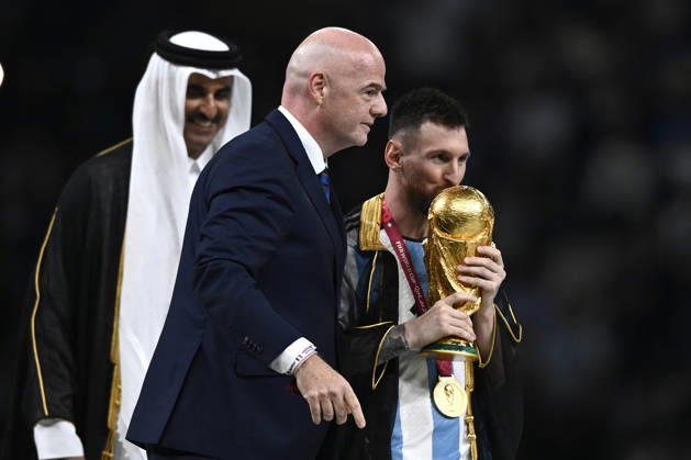 Foto Fabio Ferrari LaPresse - 18 Dicembre 2022 Lusail, Qatar - - Calcio - Qatar 2022 - Coppa del Mondo Fifa - Argentina vs Francia - Finale - Lusail Iconic Stadium - Nella foto: Lionel Messi (Argentina) riceve la coppa da Sheikh Tamim bin Hamad Al Thani, Emir of Qatar, Gianni Infantino December 18, 2022 Lusail, Qatar - sport - Soccer - Qatar 2022- FIFA World Cup, WM, Weltmeisterschaft, Fussball - Argentina vs Francia - Final - Lusail Iconic Stadium In the pic: Lionel Messi (Argentina) Sheikh Tamim bin Hamad Al Thani, Emir of Qatar, Gianni Infantino Copyright: xFabioxFerrari LaPressex