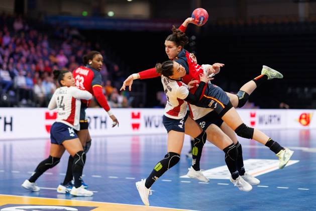 Ester Bosch Somaza (Spanien) im Zweikampf mit Fernanda Insfran Mora (Paraguay), Spanien vs Paraguay, Handball, IHF Handball Weltmeisterschaft der Frauen, 01.Spieltag, 26.11.2025 Spanien vs Paraguay, Handball, IHF Handball Weltmeisterschaft der Frauen, 01.Spieltag, 26.11.2025 Copyright: xEibner-Pressefoto AlexanderxNeisx EP_ANS