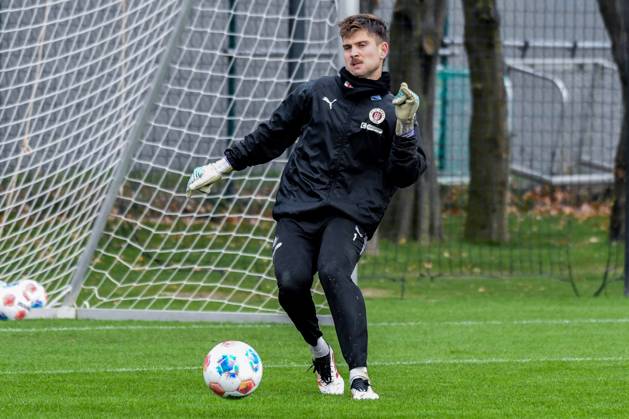 Ben Voll ( Pauli ) am Ball Deutschland , Hamburg , Trainingsgelände an der Kollaustrasse , Fussball , 1. Bundesliga , Training des FC St Pauli