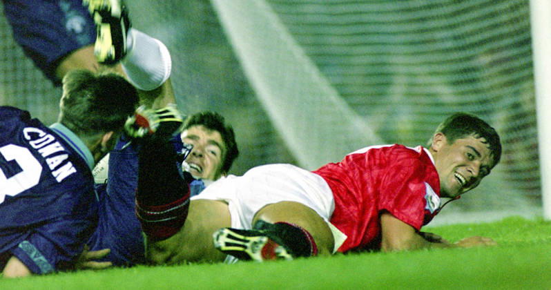 930818 Football, Premier League 1993-1994, Manchester United, ManU - Sheffield United: Roy Keane of Manchester United reacts after being brought down. Photo: BILDBYRAN D165_01 D165_01 scanx football fotboll soccer Premier League Manchester United Sheffield United england season 1993-1994 1993-94 1993 94 1993 august 18 bbeng dia Copyright: BILDBYRAN BB930818BB050