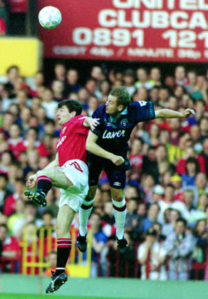 930818 Football, Premier League 1993-1994, Manchester United, ManU - Sheffield United: Manchester Uniteds Denis Irwin against Sheffield Uniteds Carl Bradshaw. Photo: BILDBYRAN D165_01 D165_01 scanx football fotboll soccer Premier League Manchester United Sheffield United england season 1993-1994 1993-94 1993 94 1993 august 18 bbeng dia Copyright: BILDBYRAN BB930818BB051
