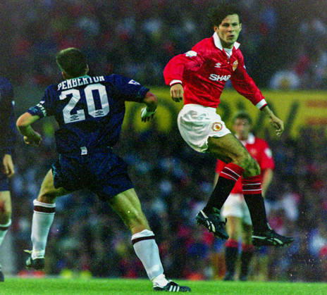 930818 Football, Premier League 1993-1994, Manchester United, ManU - Sheffield United: Ryan Giggs of Manchester United against John Pemberton of Sheffield United. Photo: BILDBYRAN D165_01 D165_01 scanx football fotboll soccer Premier League Manchester United Sheffield United england season 1993-1994 1993-94 1993 94 1993 august 18 bbeng dia Copyright: BILDBYRAN BB930818BB056