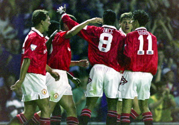 930818 Football, Premier League 1993-1994, Manchester United, ManU - Sheffield United: Goalscorer Roy Keane (2nd left) of Manchester United is congratulated by Bryan Robson, Paul Ince, Andrei Kanchelskis and Ryan Giggs. Photo: BILDBYRAN D165_01 D165_01 scanx football fotboll soccer Premier League Manchester United Sheffield United england season 1993-1994 1993-94 1993 94 1993 august 18 bbeng dia Copyright: BILDBYRAN BB930818BB067
