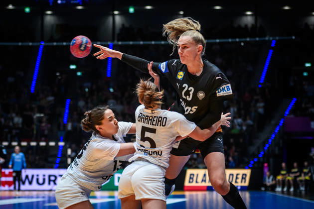 Annika Lott (Deutschland, 23) vs. Maite Pessina Portos (Uruguay, 13), li. und Camila Barreiro Guerra (Uruguay, 05), re. GER, Uruguay - Deutschland, Handball Weltmeisterschaft, Vorrunde, Gruppe C, 28.11.2025 GER, Uruguay - Deutschland, Handball Weltmeisterschaft, Vorrunde, Gruppe C, 28.11.2025 Stuttgart Copyright: xSandyxDinkelackerx EP_SDR