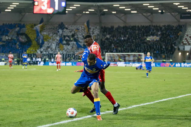 Regionalliga Nordost: FC Rot-Weiß Erfurt vs. FC Carl Zeiss Jena; Erfurt; 28.11.2025 Emeka Oduah ( 9; FC Carl Zeiss Jena) gegen Obed Chidindu Ugondu ( 13; FC Rot-Weiß Erfurt) Regionalliga Nordost: FC Rot-Weiß Erfurt vs. FC Carl Zeiss Jena; Steigerwaldstadion Erfurt; 28.11.2025 Copyright: xBEAUTIFULxSPORTS Duehringx