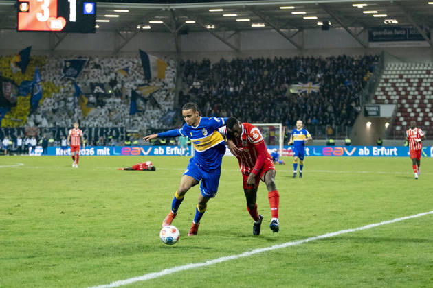 Regionalliga Nordost: FC Rot-Weiß Erfurt vs. FC Carl Zeiss Jena; Erfurt; 28.11.2025 Emeka Oduah ( 9; FC Carl Zeiss Jena) gegen Obed Chidindu Ugondu ( 13; FC Rot-Weiß Erfurt) Regionalliga Nordost: FC Rot-Weiß Erfurt vs. FC Carl Zeiss Jena; Steigerwaldstadion Erfurt; 28.11.2025 Copyright: xBEAUTIFULxSPORTS Duehringx