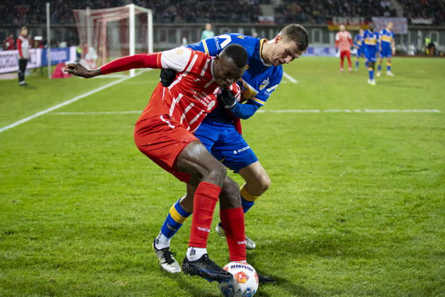 Regionalliga Nordost: FC Rot-Weiß Erfurt vs. FC Carl Zeiss Jena; Erfurt; 28.11.2025 Obed Chidindu Ugondu ( 13; FC Rot-Weiß Erfurt) gegen Moritz Fritz ( 23; FC Carl Zeiss Jena) Regionalliga Nordost: FC Rot-Weiß Erfurt vs. FC Carl Zeiss Jena; Steigerwaldstadion Erfurt; 28.11.2025 Copyright: xBEAUTIFULxSPORTS Duehringx