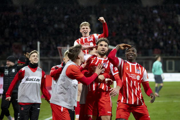 Regionalliga Nordost: FC Rot-Weiß Erfurt vs. FC Carl Zeiss Jena; Erfurt; 28.11.2025 3:0 durch Romarjo Hajrulla ( 9; FC Rot-Weiß Erfurt) (Bildmitte) und Obed Chidindu Ugondu ( 13; FC Rot-Weiß Erfurt) (rechts), Marco Ferdinand Wolf ( 10; FC Rot-Weiß Erfurt) (springt im Hintergrund hoch) Regionalliga Nordost: FC Rot-Weiß Erfurt vs. FC Carl Zeiss Jena; Steigerwaldstadion Erfurt; 28.11.2025 Copyright: xBEAUTIFULxSPORTS Duehringx