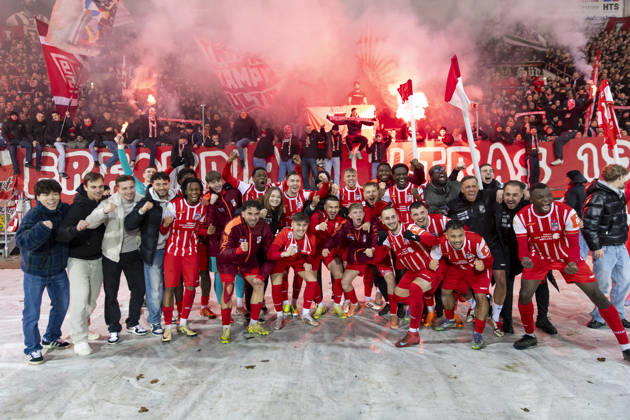 Regionalliga Nordost: FC Rot-Weiß Erfurt vs. FC Carl Zeiss Jena; Erfurt; 28.11.2025 Siegerfoto FC Rot-Weiß Erfurt Regionalliga Nordost: FC Rot-Weiß Erfurt vs. FC Carl Zeiss Jena; Steigerwaldstadion Erfurt; 28.11.2025 Copyright: xBEAUTIFULxSPORTS Duehringx
