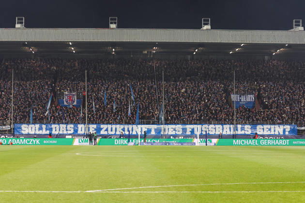2. Bundesliga - VfL Bochum - SG Dynamo Dresden am 21.11.2025 im Vonovia Ruhrstadion in Bochum Die VfL Bochum Fans in der Ostkurve mit einem 12 Minuten Protest - soll das die Zukunft des Fussballs sein Spruchband Transparent Banner