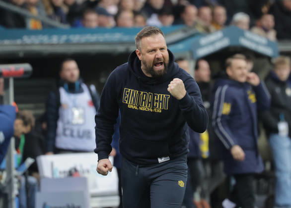 Fussball, Herren, Saison 2025 2026 2.BL, Eintracht Stadion, Eintracht Braunschweig gegen 1.FC Kaiserslautern 2-0 Cheftrainer Heiner Backhaus (Eintracht Braunschweig) bejubelt den Sieg DFL REGULATIONS PROHIBIT ANY USE OF PHOTOGRAPHS AS IMAGE SEQUENCES AND OR QUASI-VIDEO.