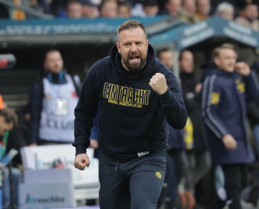 Fussball, Herren, Saison 2025 2026 2.BL, Eintracht Stadion, Eintracht Braunschweig gegen 1.FC Kaiserslautern 2-0 Cheftrainer Heiner Backhaus (Eintracht Braunschweig) bejubelt den Sieg DFL REGULATIONS PROHIBIT ANY USE OF PHOTOGRAPHS AS IMAGE SEQUENCES AND OR QUASI-VIDEO.