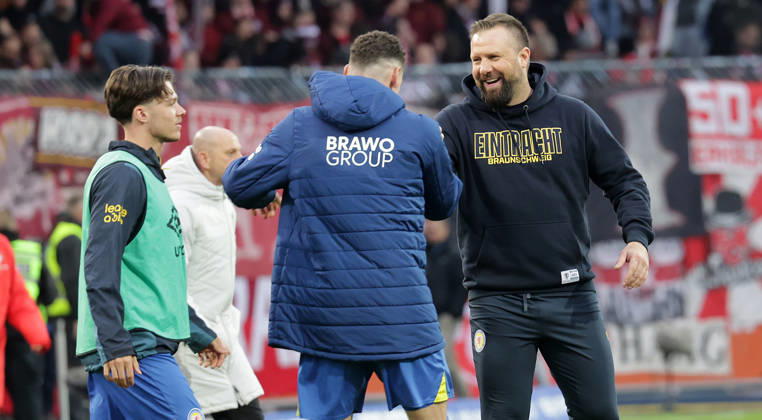 Fussball, Herren, Saison 2025 2026 2.BL, Eintracht Stadion, Eintracht Braunschweig gegen 1.FC Kaiserslautern, 2-0, Heimsieg, Freude bei Cheftrainer Heiner Backhaus (Eintracht Braunschweig) und Erencan Yardimci (Eintracht Braunschweig) DFL REGULATIONS PROHIBIT ANY USE OF PHOTOGRAPHS AS IMAGE SEQUENCES AND OR QUASI-VIDEO.