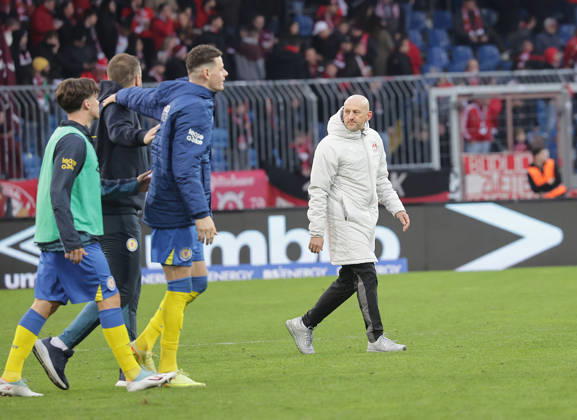 Fussball, Herren, Saison 2025 2026 2.BL, Eintracht Stadion, Eintracht Braunschweig gegen 1.FC Kaiserslautern, 2-0, Heimsieg, Cheftrainer Torsten Lieberknecht (1. FC Kaiserslautern) enttaeuscht DFL REGULATIONS PROHIBIT ANY USE OF PHOTOGRAPHS AS IMAGE SEQUENCES AND OR QUASI-VIDEO.