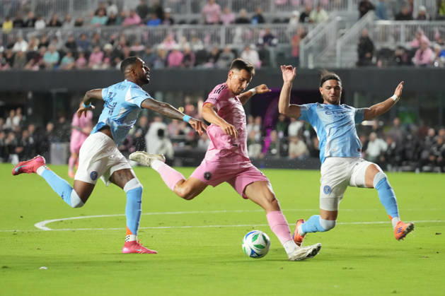 FT. LAUDERDALE, FL - NOVEMBER 29: Inter Miami forward Tadeo Allende (21) shoots and cores his first goal of the first half during the MLS, Fussball Herren, USA Eastern Conference finals between New York FC and Inter Miami CF on Saturday, November 29, 2025 at Chase Stadium in Fort Lauderdale, FL (Photo by Peter Joneleit Icon Sportswire) SOCCER: NOV 29 MLS Cup Playoffs Inter Miami CF vs NYC FC EDITORIAL USE ONLY Icon251129055