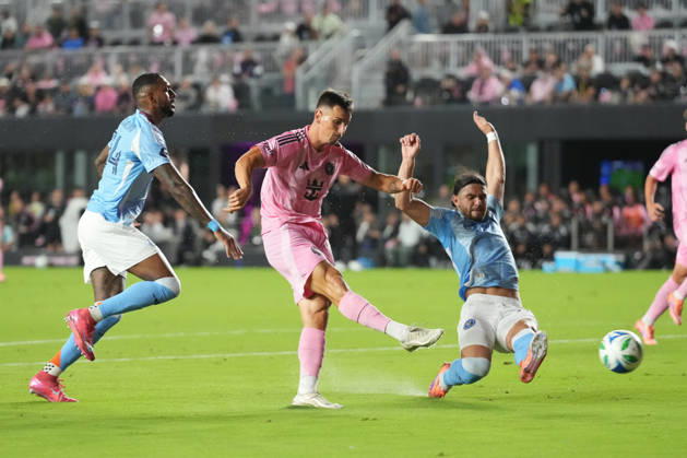 FT. LAUDERDALE, FL - NOVEMBER 29: Inter Miami forward Tadeo Allende (21) shoots and cores his first goal of the first half during the MLS, Fussball Herren, USA Eastern Conference finals between New York FC and Inter Miami CF on Saturday, November 29, 2025 at Chase Stadium in Fort Lauderdale, FL (Photo by Peter Joneleit Icon Sportswire) SOCCER: NOV 29 MLS Cup Playoffs Inter Miami CF vs NYC FC EDITORIAL USE ONLY Icon251129056