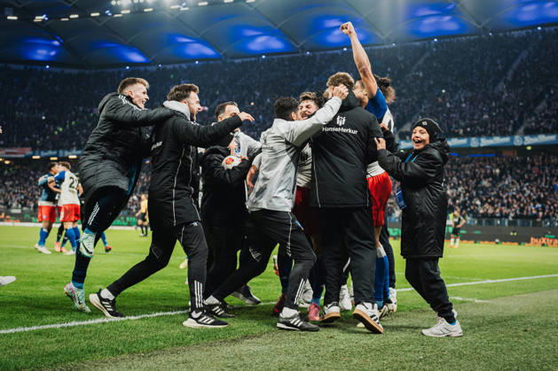 1. Bundesliga: Hamburger SV vs. VfB Stuttgart, 30.11.2025 TOR, JUBEL durch Fabio Vieira (Hamburger SV, 20) zum 2:1; Fußball, 1. Bundesliga, 12. Spieltag: Hamburger SV vs. VfB Stuttgart am 30.11.2025 im Volksparkstadion, Hamburg DFL REGULATIONS PROHIBIT ANY USE OF PHOTOGRAPHS AS IMAGE SEQUENCES AND OR QUASI-VIDEO. Copyright: xBEAUTIFULxSPORTS Tonhäuserx