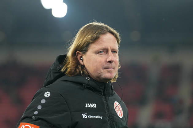 Bo Henriksen (1. FSV Mainz 05, Cheftrainer) , Deutschland, Fussball, 1. Bundesliga, 12.Spieltag, 2025 2026, SC Freiburg vs. 1. FSV Mainz 05, 30.11.2025, Europa-Park Stadion, Freiburg, Deutschland DFL REGULATIONS PROHIBIT ANY USE OF PHOTOGRAPHS AS IMAGE SEQUENCES AND OR QUASI-VIDEO. Freiburg Europa-Park Stadion Baden-Württemberg Deutschland Copyright: xArnexAmbergx