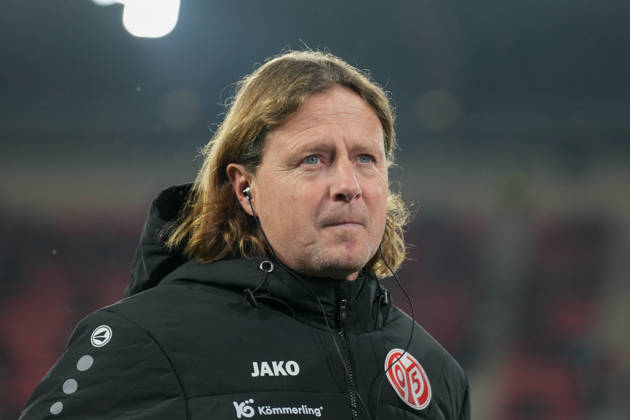 Bo Henriksen (1. FSV Mainz 05, Cheftrainer) , Deutschland, Fussball, 1. Bundesliga, 12.Spieltag, 2025 2026, SC Freiburg vs. 1. FSV Mainz 05, 30.11.2025, Europa-Park Stadion, Freiburg, Deutschland DFL REGULATIONS PROHIBIT ANY USE OF PHOTOGRAPHS AS IMAGE SEQUENCES AND OR QUASI-VIDEO. Freiburg Europa-Park Stadion Baden-Württemberg Deutschland Copyright: xArnexAmbergx