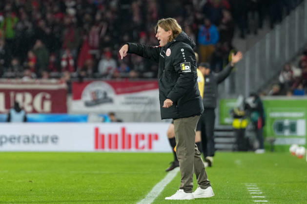 Bo Henriksen (1. FSV Mainz 05, Cheftrainer) , Deutschland, Fussball, 1. Bundesliga, 12.Spieltag, 2025 2026, SC Freiburg vs. 1. FSV Mainz 05, 30.11.2025, Europa-Park Stadion, Freiburg, Deutschland DFL REGULATIONS PROHIBIT ANY USE OF PHOTOGRAPHS AS IMAGE SEQUENCES AND OR QUASI-VIDEO. Freiburg Europa-Park Stadion Baden-Württemberg Deutschland Copyright: xArnexAmbergx