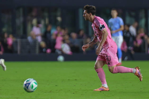 FT. LAUDERDALE, FL - NOVEMBER 29: Inter Miami forward Lionel Messi (10) controls the ball in the second half during a MLS, Fussball Herren, USA Cup Playoffs match between Inter Miami CF and New York City FC at Chase Stadium on November 29, 2025 in Fort Lauderdale, Florida. (Photo by Chris Arjoon Icon Sportswire) SOCCER: NOV 29 MLS Cup Playoffs Inter Miami CF vs NYC FC EDITORIAL USE ONLY Icon25112900142