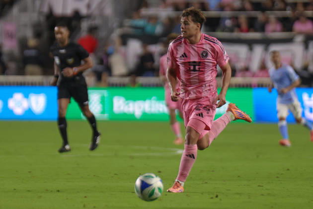 FT. LAUDERDALE, FL - NOVEMBER 29: Inter Miami forward Mateo Silvetti (24) controls the ball in the second half during a MLS, Fussball Herren, USA Cup Playoffs match between Inter Miami CF and New York City FC at Chase Stadium on November 29, 2025 in Fort Lauderdale, Florida. (Photo by Chris Arjoon Icon Sportswire) SOCCER: NOV 29 MLS Cup Playoffs Inter Miami CF vs NYC FC EDITORIAL USE ONLY Icon25112900144