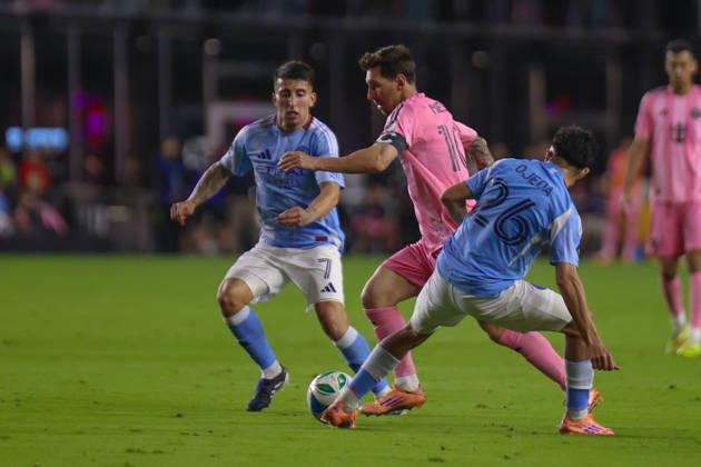FT. LAUDERDALE, FL - NOVEMBER 29: Inter Miami forward Lionel Messi (10) controls the ball as New York City forward Agustin Ojeda (26) defends in the second half during a MLS, Fussball Herren, USA Cup Playoffs match between Inter Miami CF and New York City FC at Chase Stadium on November 29, 2025 in Fort Lauderdale, Florida. (Photo by Chris Arjoon Icon Sportswire) SOCCER: NOV 29 MLS Cup Playoffs Inter Miami CF vs NYC FC EDITORIAL USE ONLY Icon25112900145