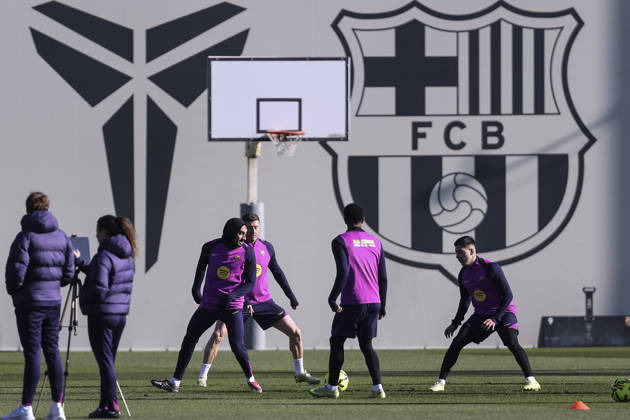 December 1, 2025, Sant Joan Despi, Barcelona, SPAIN: Raphinha and Robert Lewandowski during the training day of FC Barcelona, Barca ahead the Spanish League, La Liga EA Sports, football match against Atletico de Madrid at Ciudad Esportiva Joan Gamper on December 01, 2025 in Sant Joan Despi, Barcelona, Spain. Sant Joan Despi SPAIN - ZUMAa181 20251201_zaa_a181_029 Copyright: xJavierxBorregox