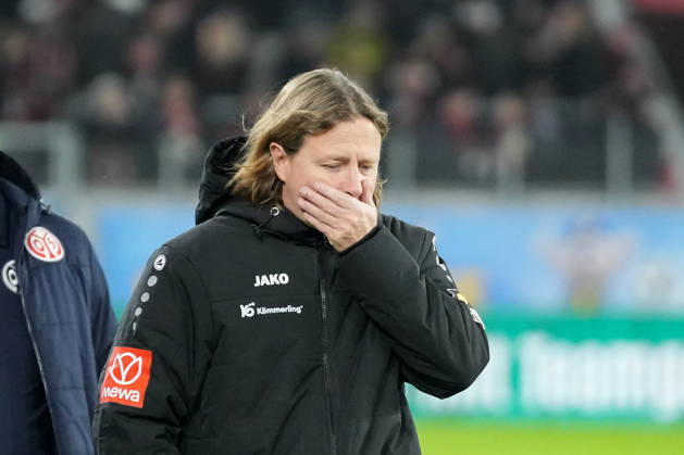 Bo Henriksen (1. FSV Mainz 05, Cheftrainer) , Deutschland, Fussball, 1. Bundesliga, 12.Spieltag, 2025 2026, SC Freiburg vs. 1. FSV Mainz 05, 30.11.2025, Europa-Park Stadion, Freiburg, Deutschland DFL REGULATIONS PROHIBIT ANY USE OF PHOTOGRAPHS AS IMAGE SEQUENCES AND OR QUASI-VIDEO. Freiburg Europa-Park Stadion Baden-Württemberg Deutschland Copyright: xArnexAmbergx