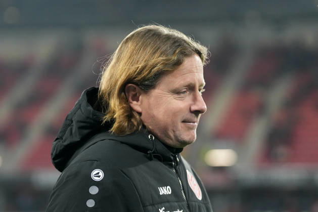 Bo Henriksen (1. FSV Mainz 05, Cheftrainer) , Deutschland, Fussball, 1. Bundesliga, 12.Spieltag, 2025 2026, SC Freiburg vs. 1. FSV Mainz 05, 30.11.2025, Europa-Park Stadion, Freiburg, Deutschland DFL REGULATIONS PROHIBIT ANY USE OF PHOTOGRAPHS AS IMAGE SEQUENCES AND OR QUASI-VIDEO. Freiburg Europa-Park Stadion Baden-Württemberg Deutschland Copyright: xArnexAmbergx