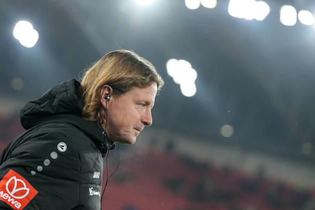Bo Henriksen (1. FSV Mainz 05, Cheftrainer) , Deutschland, Fussball, 1. Bundesliga, 12.Spieltag, 2025 2026, SC Freiburg vs. 1. FSV Mainz 05, 30.11.2025, Europa-Park Stadion, Freiburg, Deutschland DFL REGULATIONS PROHIBIT ANY USE OF PHOTOGRAPHS AS IMAGE SEQUENCES AND OR QUASI-VIDEO. Freiburg Europa-Park Stadion Baden-Württemberg Deutschland Copyright: xArnexAmbergx