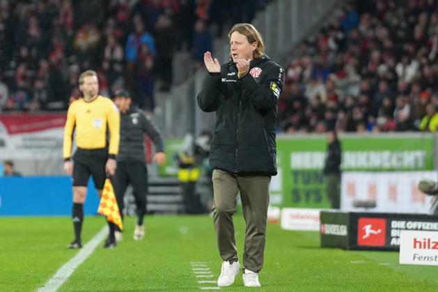 Bo Henriksen (1. FSV Mainz 05, Cheftrainer) , Deutschland, Fussball, 1. Bundesliga, 12.Spieltag, 2025 2026, SC Freiburg vs. 1. FSV Mainz 05, 30.11.2025, Europa-Park Stadion, Freiburg, Deutschland DFL REGULATIONS PROHIBIT ANY USE OF PHOTOGRAPHS AS IMAGE SEQUENCES AND OR QUASI-VIDEO. Freiburg Europa-Park Stadion Baden-Württemberg Deutschland Copyright: xArnexAmbergx