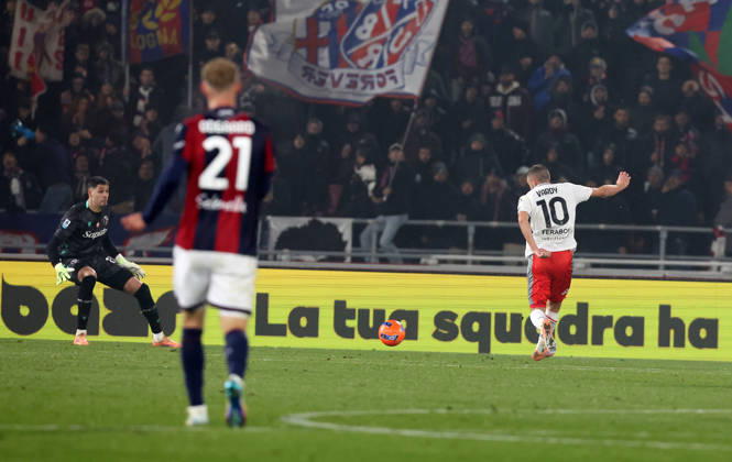 Cremonese™s Jamie Vardy goal fight for the ball with Bologna™s during the Serie A soccer match between Bologna and Cremonese at the Renato Dall™Ara Stadium in Bologna -Monday, December 1, 2025. - Soccer . Copyright: xGiannixSantandrea LaPressex