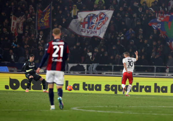 Cremonese™s Jamie Vardy goal fight for the ball with Bologna™s during the Serie A soccer match between Bologna and Cremonese at the Renato Dall™Ara Stadium in Bologna -Monday, December 1, 2025. - Soccer . Copyright: xGiannixSantandrea LaPressex