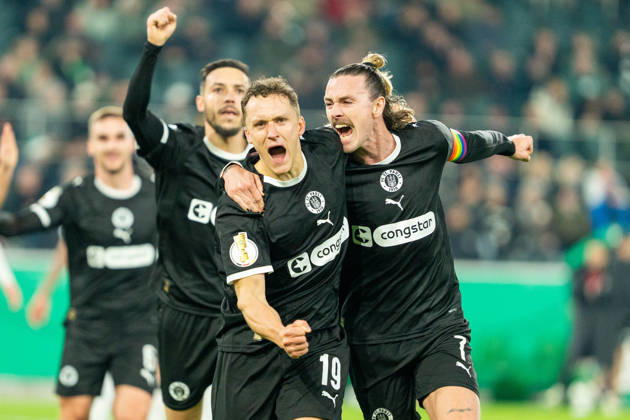 Kaars Martijn (FC St. Pauli, 19) und Irvine Jackson (FC St. Pauli, 7) bejubeln das Tor zum 0:1 durch Kaars Martijn (FC St. Pauli, 19) VfL Borussia Moenchengladbach vs. FC St. Pauli, Fussball, DFB-Pokal, Achtelfinale, Saison 2025 2026, 02.12.2025 DFB REGULATIONS PROHIBIT ANY USE OF PHOTOGRAPHS AS IMAGE SEQUENCES AND OR QUASI-VIDEO VfL Borussia Moenchengladbach vs. FC St. Pauli, Fussball, DFB-Pokal, Achtelfinale, Saison 2025 2026, 02.12.2025 Moenchengladbach Copyright: xEibner-Pressefoto J.xDerondeaux EP_JDU