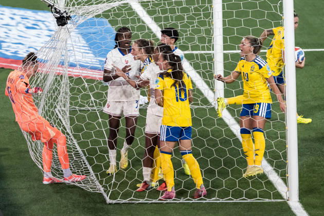 251202 Goalkeeper Pauline Peyraud-Magnin of France argues with Nathalie Björn of Sweden during the Women s Nations League bronze medal second leg match between Sweden and France on December 2, 2025 in Stockholm. Photo: Joel Marklund BILDBYRAN kod JM JM0754 bbeng fotboll football soccer fotball nations league uefa womens nations league bronsmatch bronze medal match dam sverige sweden frankrike france Copyright: JOELxMARKLUND BB251202JM053