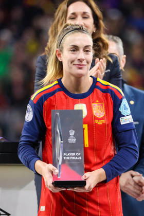Madrid, Deutschland 02. Dezember 2025: UEFA Nations League Women - Finale Rückrunde - 2025 - Spanien vs. Deutschland Im Bild: Alexia Putellas (Spanien) wird zur Spielerin des Finales der UEFA Women™s Nations League in Madrid gekürt Riyadh Air Metropolitano Copyright: xFotostandx xFantinix