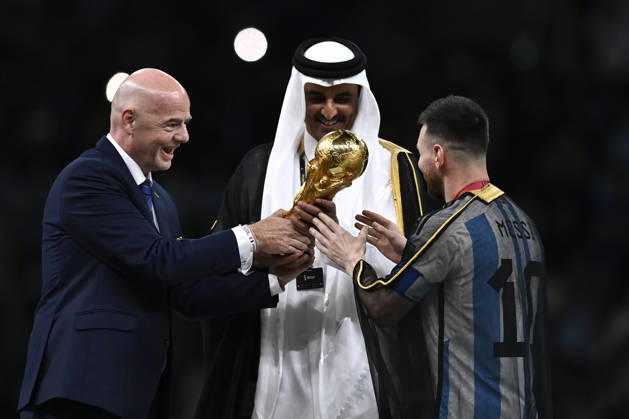 Foto Fabio Ferrari LaPresse - 18 Dicembre 2022 Lusail, Qatar - - Calcio - Qatar 2022 - Coppa del Mondo Fifa - Argentina vs Francia - Finale - Lusail Iconic Stadium - Nella foto: Lionel Messi (Argentina) riceve la coppa da Sheikh Tamim bin Hamad Al Thani, Emir of Qatar, Gianni Infantino December 18, 2022 Lusail, Qatar - sport - Soccer - Qatar 2022- FIFA World Cup, WM, Weltmeisterschaft, Fussball - Argentina vs Francia - Final - Lusail Iconic Stadium In the pic: Lionel Messi (Argentina) Sheikh Tamim bin Hamad Al Thani, Emir of Qatar, Gianni Infantino Copyright: xFabioxFerrari LaPressex
