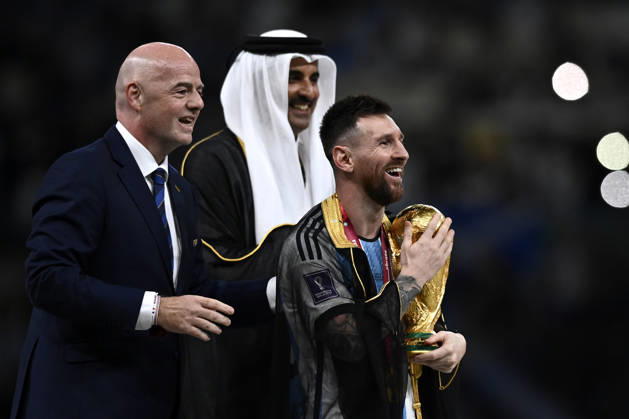 Foto Fabio Ferrari LaPresse - 18 Dicembre 2022 Lusail, Qatar - - Calcio - Qatar 2022 - Coppa del Mondo Fifa - Argentina vs Francia - Finale - Lusail Iconic Stadium - Nella foto: Lionel Messi (Argentina) riceve la coppa da Sheikh Tamim bin Hamad Al Thani, Emir of Qatar, Gianni Infantino December 18, 2022 Lusail, Qatar - sport - Soccer - Qatar 2022- FIFA World Cup, WM, Weltmeisterschaft, Fussball - Argentina vs Francia - Final - Lusail Iconic Stadium In the pic: Lionel Messi (Argentina) Sheikh Tamim bin Hamad Al Thani, Emir of Qatar, Gianni Infantino Copyright: xFabioxFerrari LaPressex