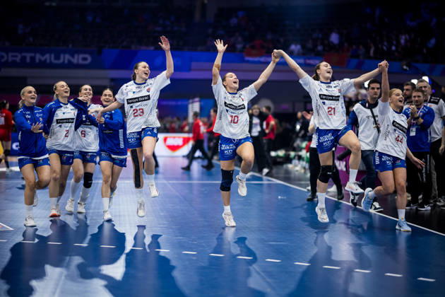 Sport Bilder des Tages DORTMUND, GERMANY - DECEMBER 4: Players of the Faroe Islands celebrate the last minute draw of the 27th IHF Women’s World Handball Championship match between Serbia vs. Faroe Islands at Westfalenhalle on matchday 3 of the main round of the 27th IHF Women’s World Handball Championship on December 4, 2025 in Dortmund, Germany. Elsa Egholm (Faroe Islands, 2) , Marita Mortensen (Faroe Islands, 6), Liv Sveinbjornsdottir (Faroe Islands, 23) , Suna Hansen (Faroe Islands, 10), Maria Nolsoy (Faroe Islands, 21), Anna Elisabeth Weyhe (Faroe Islands, 44) North Rhine Westphalia Germany Copyright: xBEAUTIFULxSPORTS Wunderlx