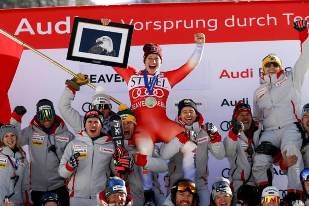 Sport Bilder des Tages ALPINE SKIING - FIS WC Beaver Creek BEAVER CREEK,COLORADO,USA,04.DEC.25 - ALPINE SKIING - FIS World Cup, downhill, men. Image shows team SUI with Marco Odermatt (SUI).  GEPAxpictures xGregxM.xCooper