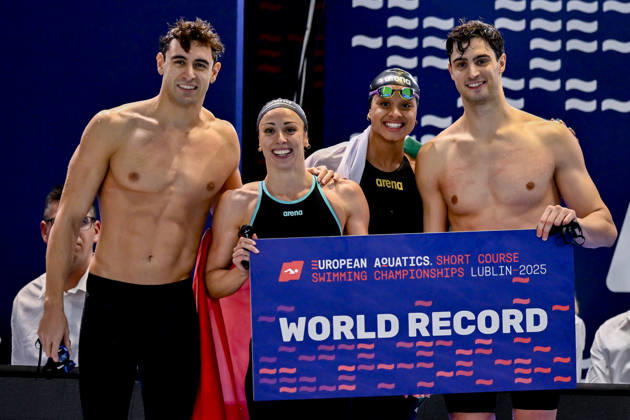 Sport Bilder des Tages Leonardo Deplano; Silvia Di Pietro; Sara Curtis ; Lorenzo Zazzeri of Italy celebrates after winning the gold medal in the 4X50m. Freestyle Relay Mixed with the New World Record during the European Short Course Swimming Championships at Aqua Lublin in Lublin (Poland), 04 December, 2025. AndreaxMasini