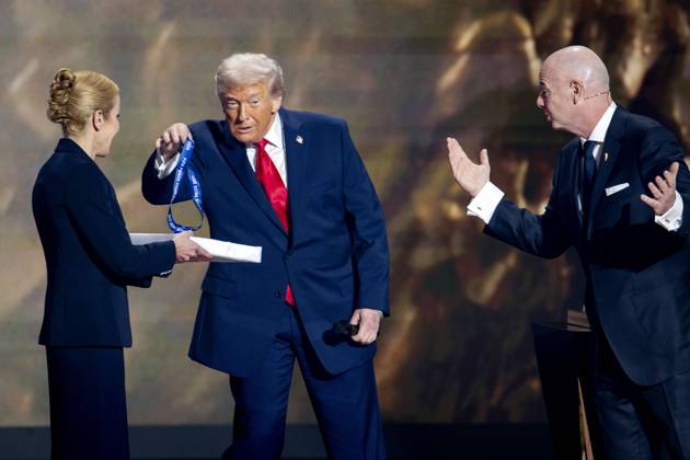 WASHINGTON - President Donald Trump receives the FIFA Peace Prize from FIFA President Gianni Infantino during the draw for the 2026 World Cup in the United States. ANP KOEN VAN WEEL xVIxANPxSportx xxANPxIVx 543982465 originalFilename: 543982465